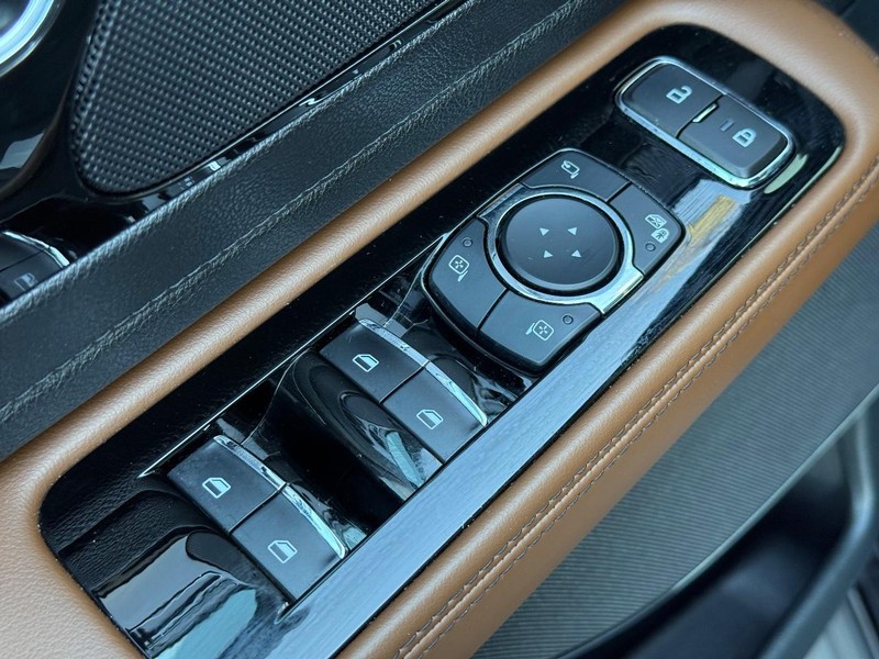 Lincoln Aviator Vehicle Full-screen Gallery Image 23