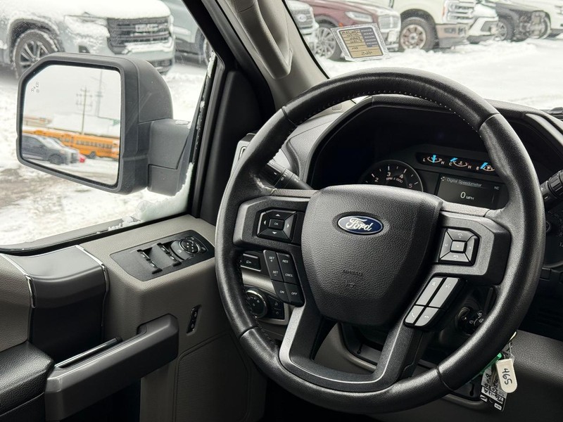 Ford F-150 Vehicle Full-screen Gallery Image 12