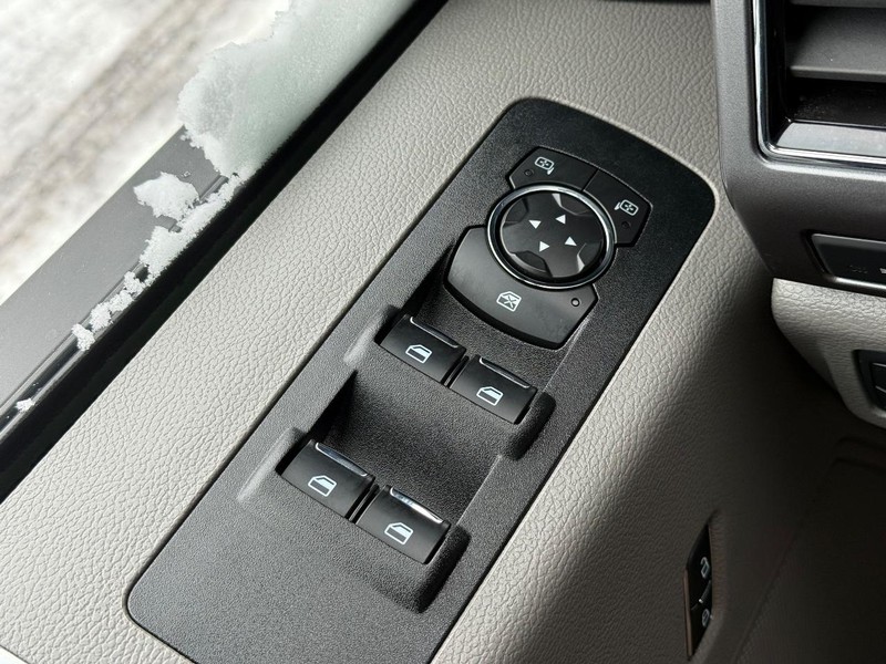 Ford F-150 Vehicle Full-screen Gallery Image 19