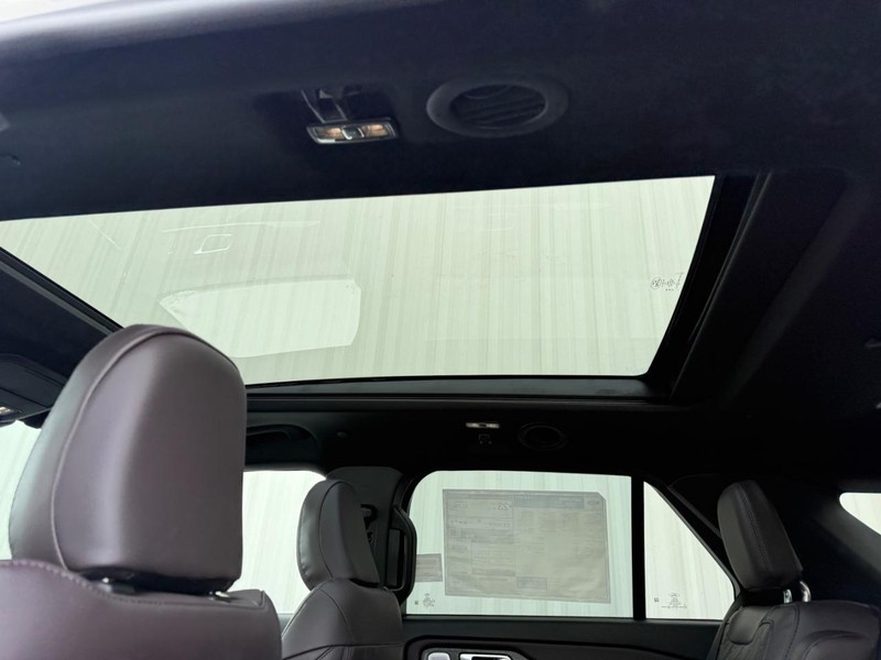 Ford Explorer Vehicle Full-screen Gallery Image 7