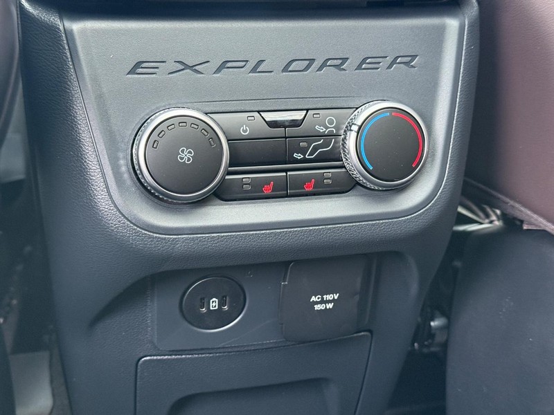 Ford Explorer Vehicle Full-screen Gallery Image 8