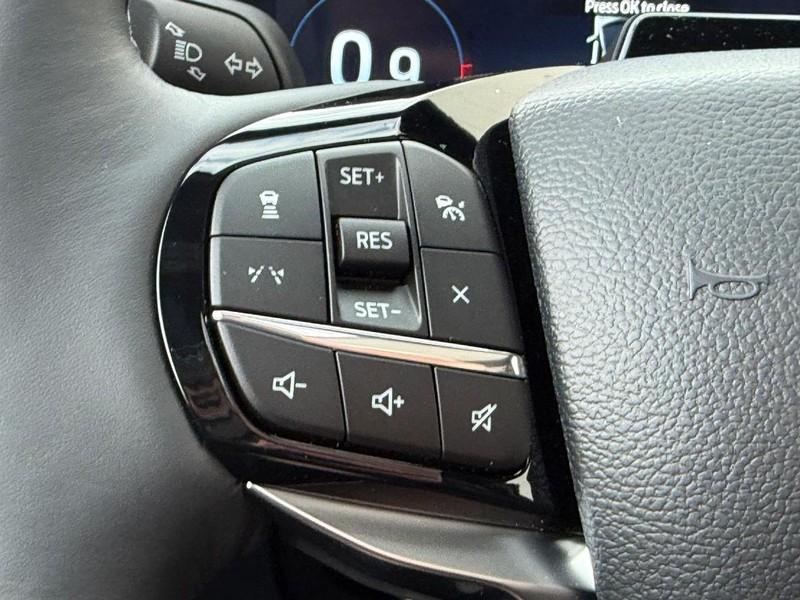 Ford Explorer Vehicle Full-screen Gallery Image 11