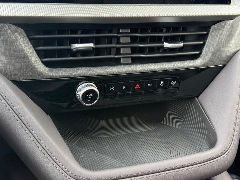 Ford Explorer Vehicle Full-screen Gallery Image 16