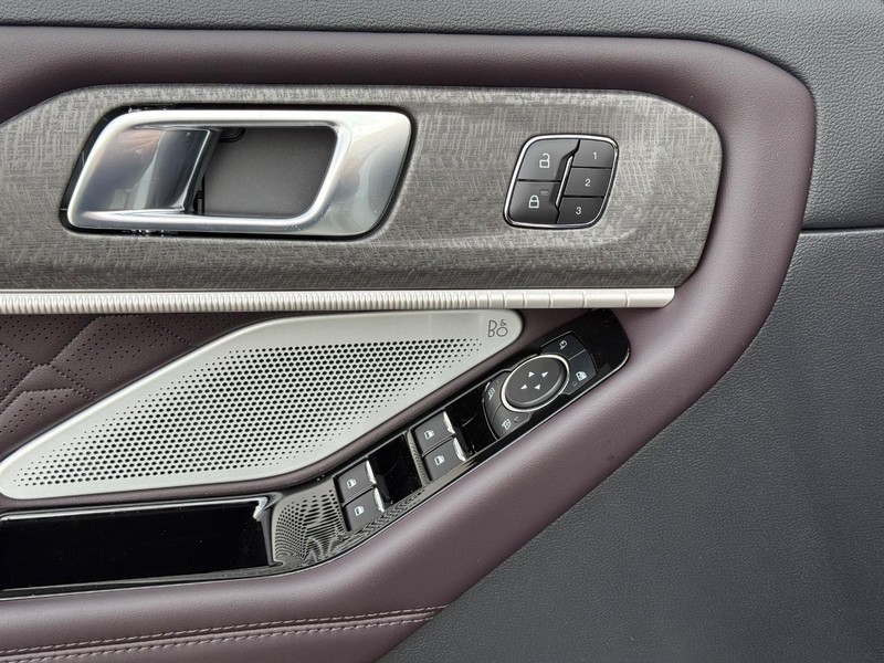 Ford Explorer Vehicle Full-screen Gallery Image 20