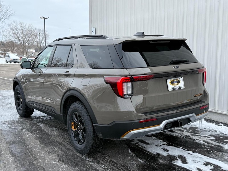 Ford Explorer Vehicle Full-screen Gallery Image 3