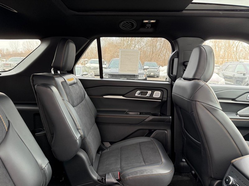 Ford Explorer Vehicle Full-screen Gallery Image 6