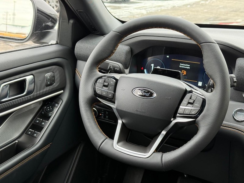 Ford Explorer Vehicle Full-screen Gallery Image 10