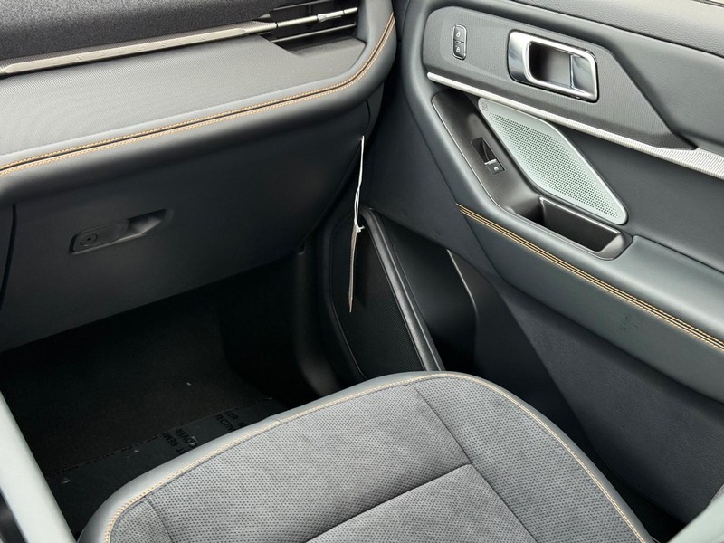 Ford Explorer Vehicle Full-screen Gallery Image 11