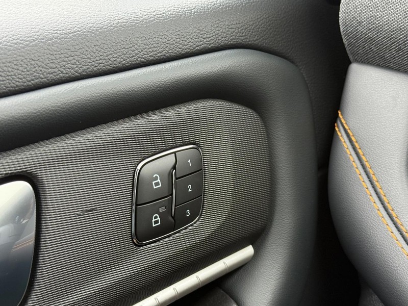 Ford Explorer Vehicle Full-screen Gallery Image 12