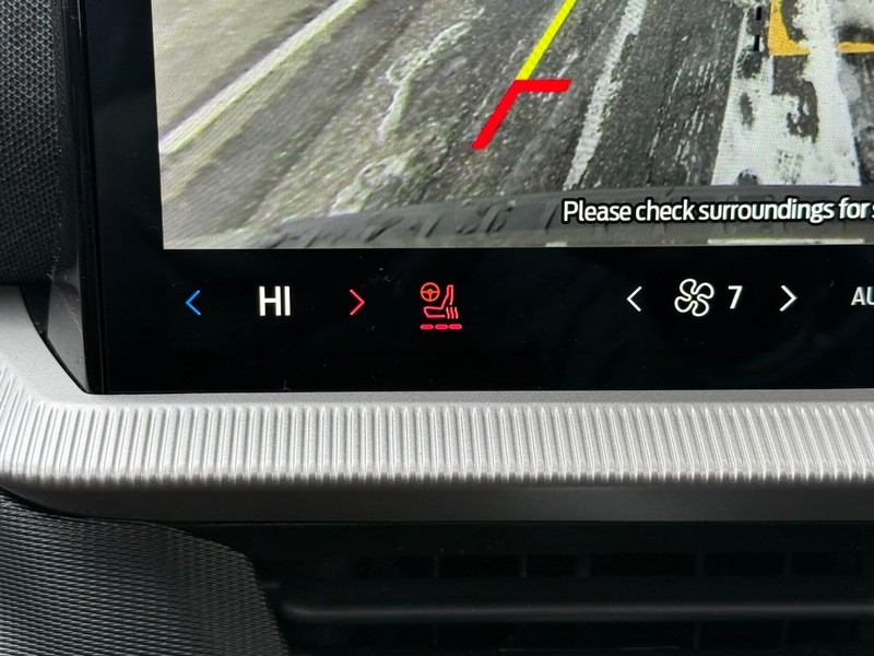 Ford Explorer Vehicle Full-screen Gallery Image 16