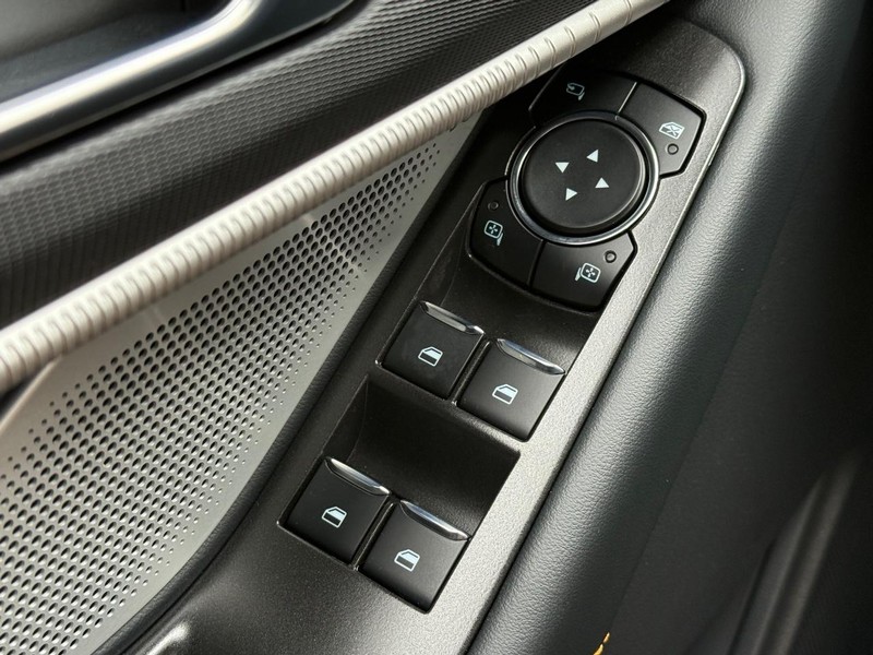 Ford Explorer Vehicle Full-screen Gallery Image 17