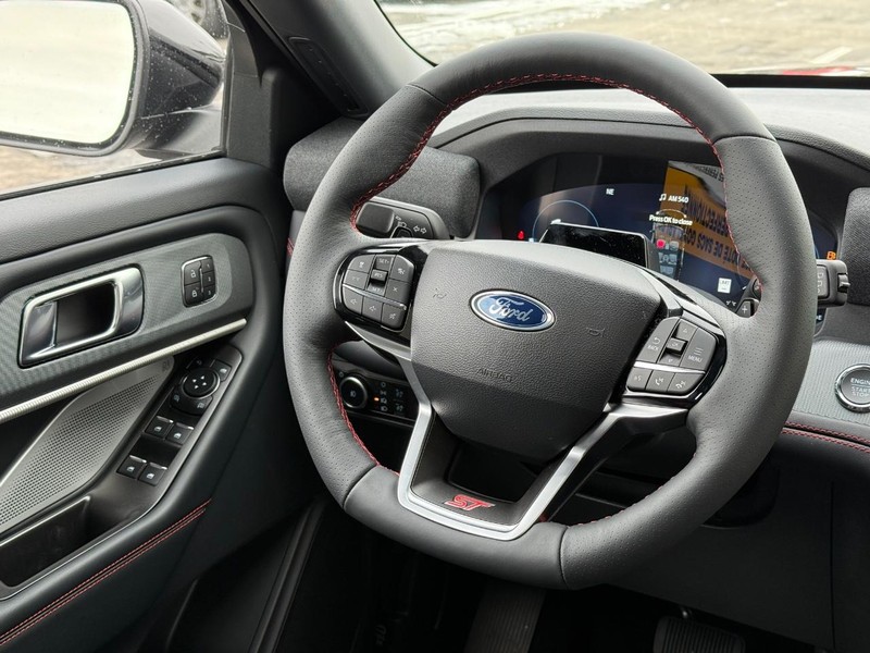 Ford Explorer Vehicle Full-screen Gallery Image 9