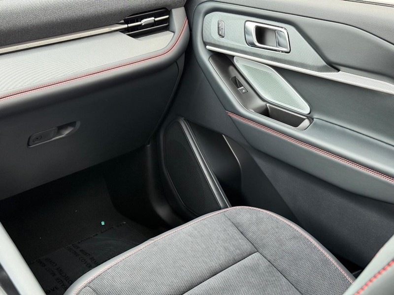 Ford Explorer Vehicle Full-screen Gallery Image 10