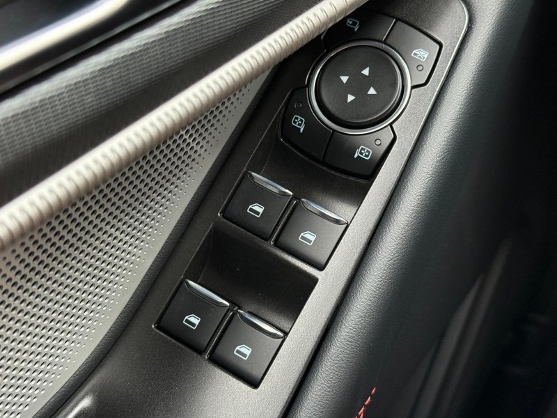 Ford Explorer Vehicle Full-screen Gallery Image 11