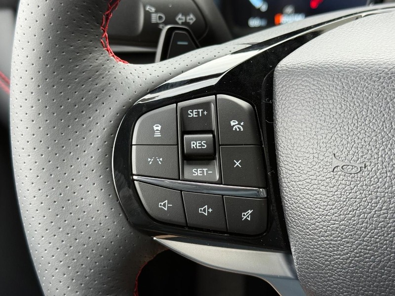 Ford Explorer Vehicle Full-screen Gallery Image 12