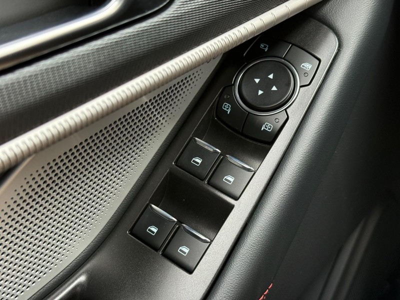 Ford Explorer Vehicle Full-screen Gallery Image 16