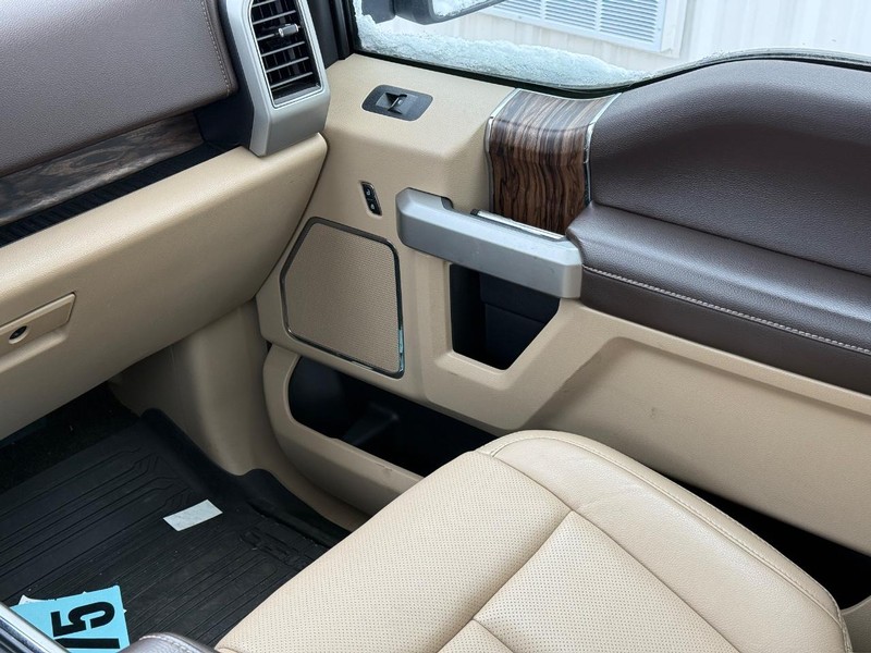 Ford F-150 Vehicle Full-screen Gallery Image 13