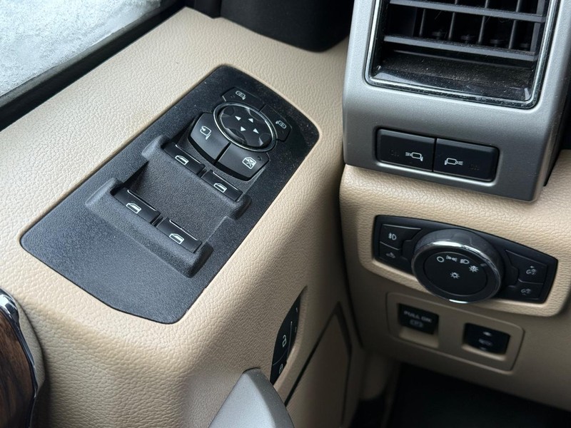 Ford F-150 Vehicle Full-screen Gallery Image 19