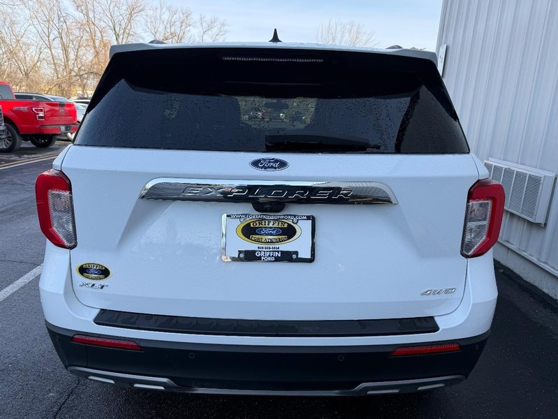 Ford Explorer Vehicle Full-screen Gallery Image 4