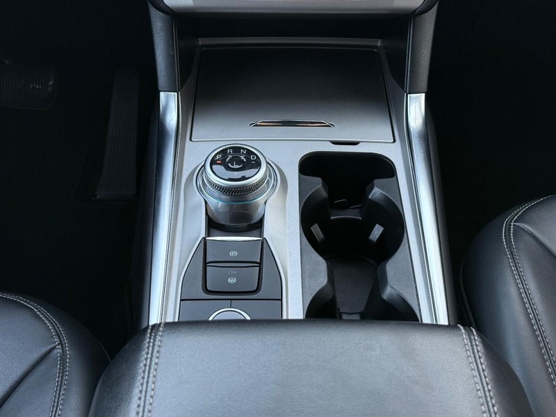 Ford Explorer Vehicle Full-screen Gallery Image 13