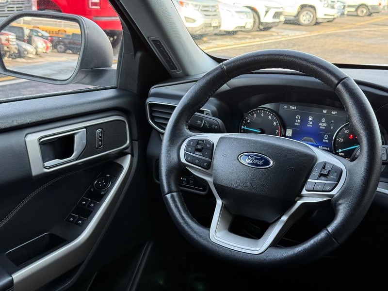 Ford Explorer Vehicle Full-screen Gallery Image 14