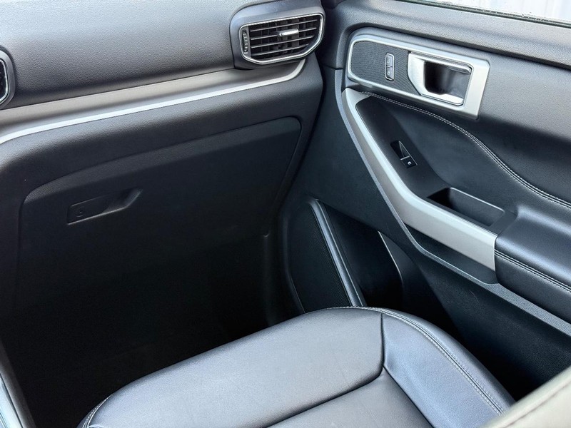 Ford Explorer Vehicle Full-screen Gallery Image 15