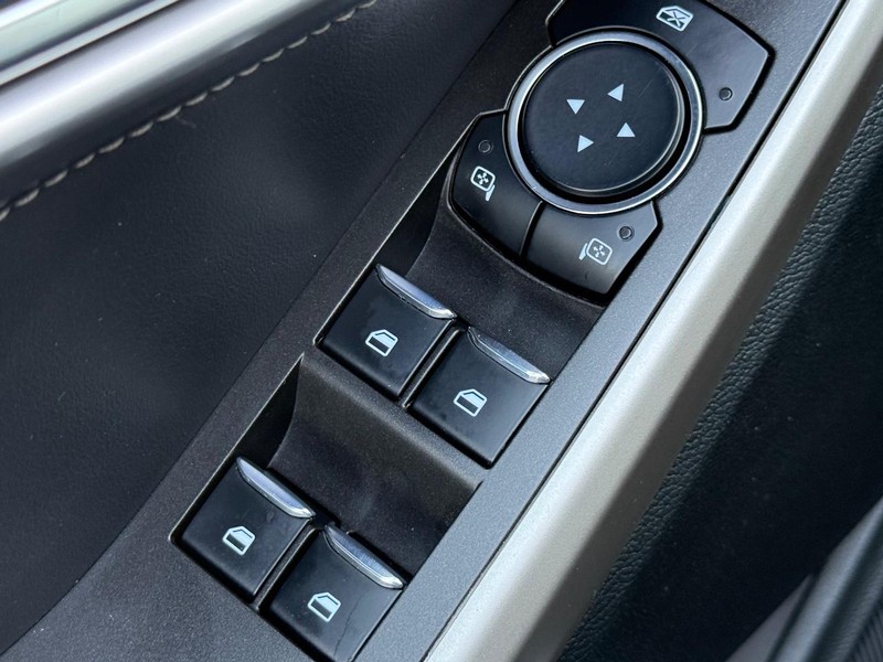 Ford Explorer Vehicle Full-screen Gallery Image 22