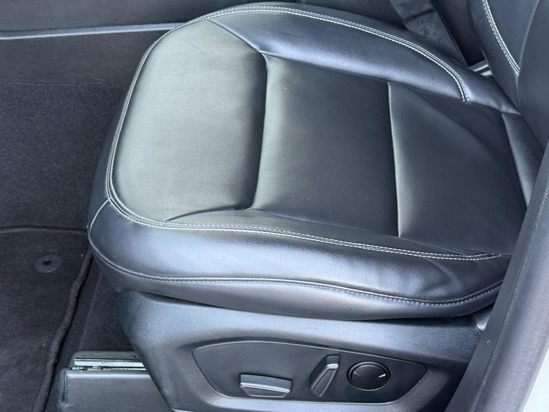 Ford Explorer Vehicle Full-screen Gallery Image 23