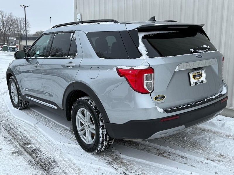 Ford Explorer Vehicle Full-screen Gallery Image 3