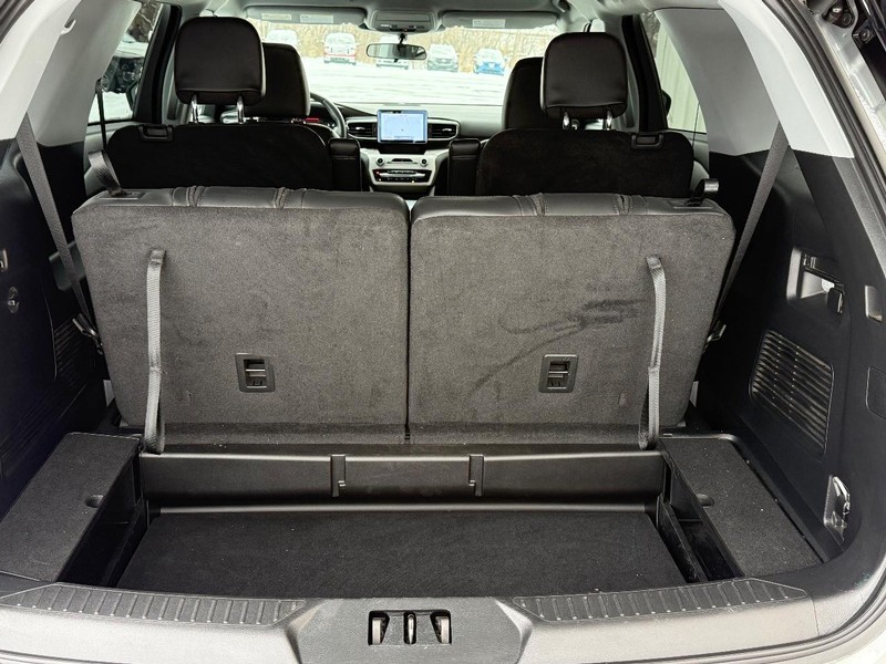 Ford Explorer Vehicle Full-screen Gallery Image 5