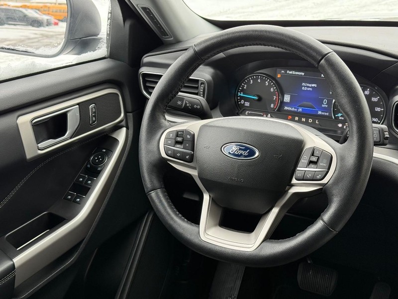 Ford Explorer Vehicle Full-screen Gallery Image 13