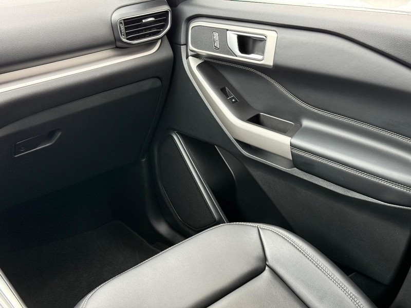 Ford Explorer Vehicle Full-screen Gallery Image 14