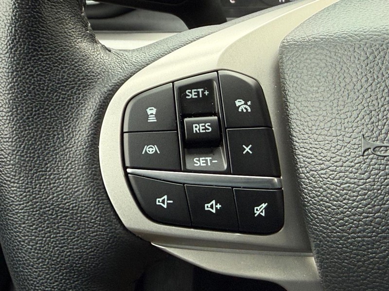 Ford Explorer Vehicle Full-screen Gallery Image 15