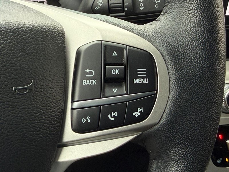 Ford Explorer Vehicle Full-screen Gallery Image 16