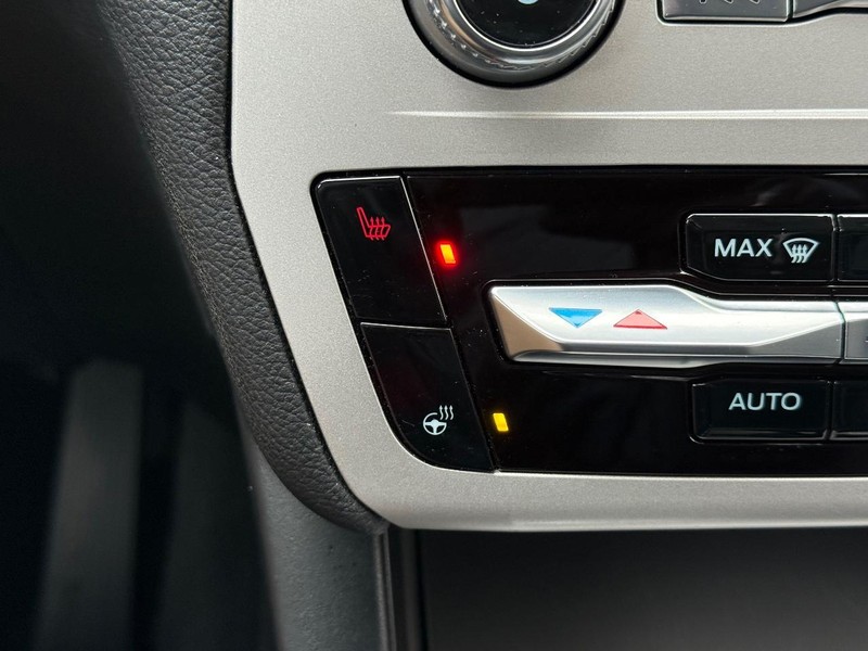 Ford Explorer Vehicle Full-screen Gallery Image 19