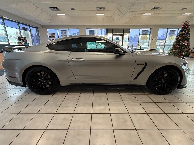 Ford Mustang Vehicle Full-screen Gallery Image 2