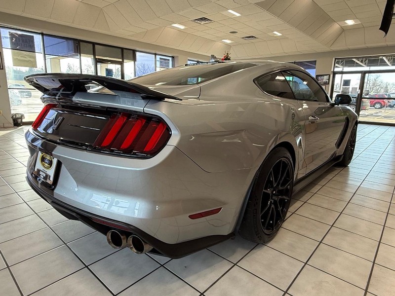 Ford Mustang Vehicle Full-screen Gallery Image 3