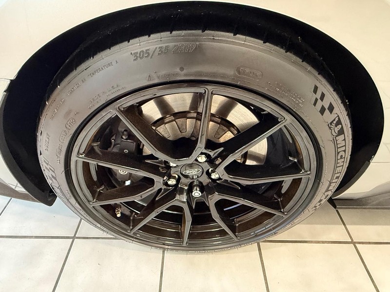 Ford Mustang Vehicle Full-screen Gallery Image 4