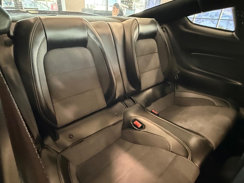 Ford Mustang Vehicle Full-screen Gallery Image 9