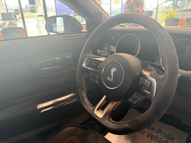 Ford Mustang Vehicle Full-screen Gallery Image 13