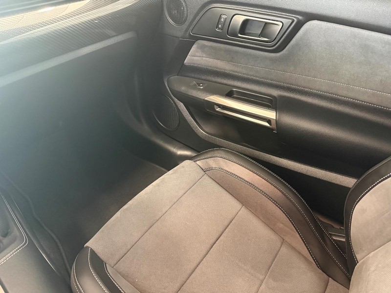 Ford Mustang Vehicle Full-screen Gallery Image 14