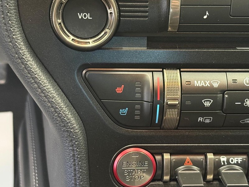 Ford Mustang Vehicle Full-screen Gallery Image 18