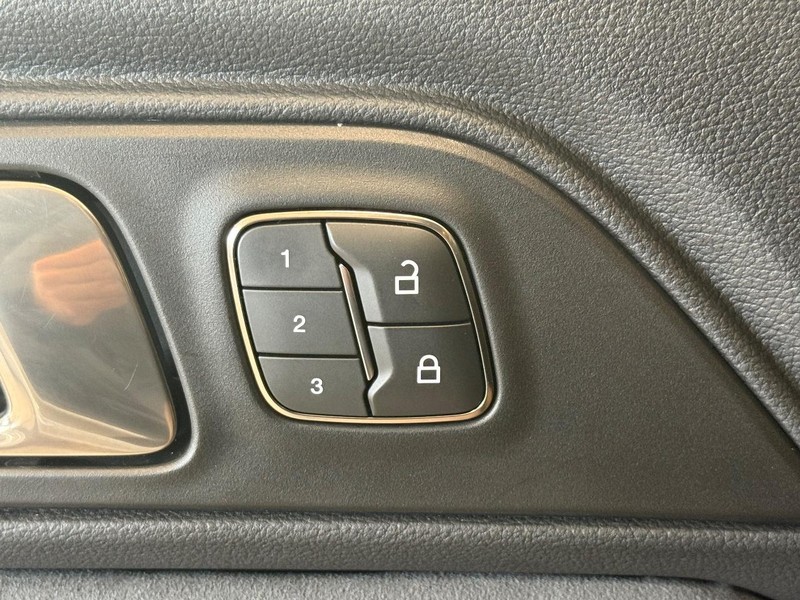 Ford Mustang Vehicle Full-screen Gallery Image 19