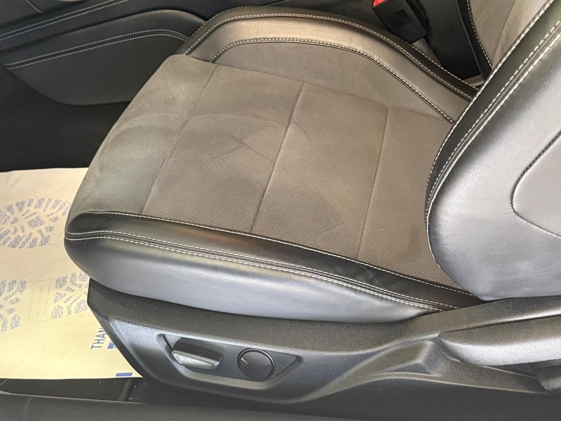 Ford Mustang Vehicle Full-screen Gallery Image 21