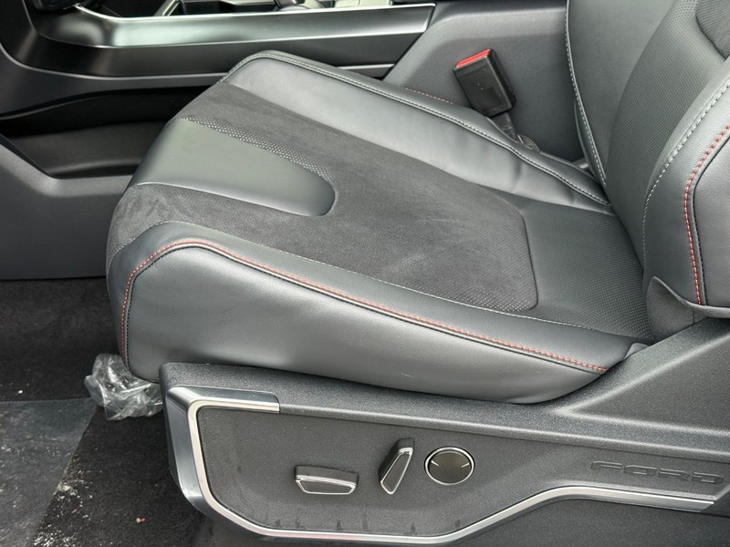 Ford F-150 Vehicle Full-screen Gallery Image 16