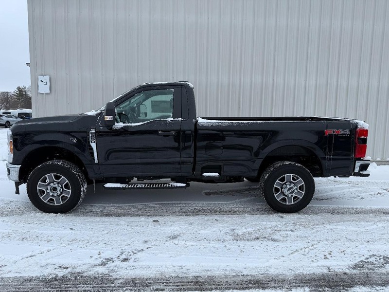 Ford Super Duty F-250 SRW Vehicle Full-screen Gallery Image 2
