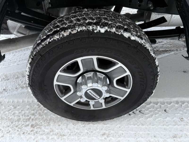 Ford Super Duty F-250 SRW Vehicle Full-screen Gallery Image 4