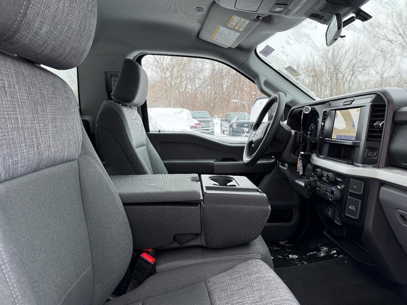 Ford Super Duty F-250 SRW Vehicle Full-screen Gallery Image 5