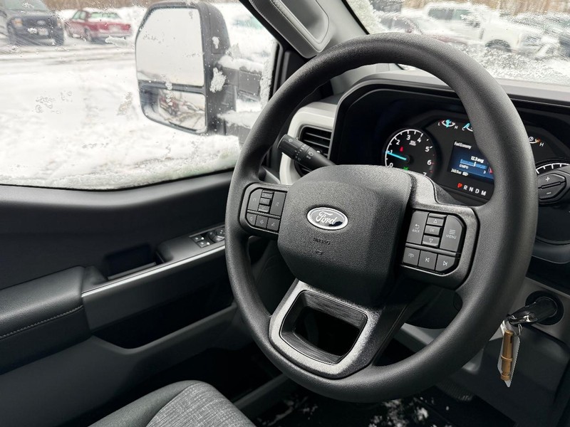 Ford Super Duty F-250 SRW Vehicle Full-screen Gallery Image 7