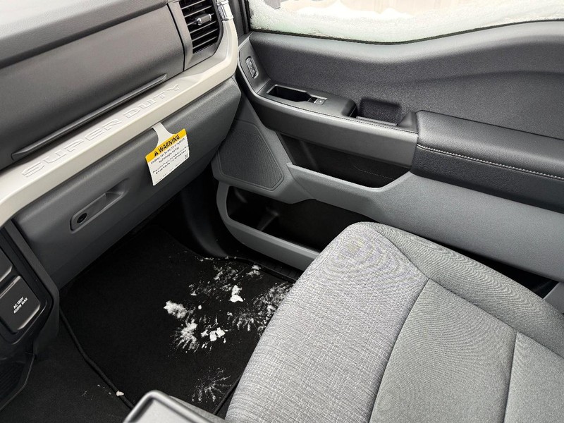 Ford Super Duty F-250 SRW Vehicle Full-screen Gallery Image 8